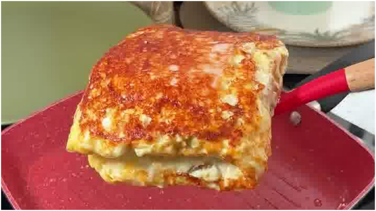 📸 Готовый тост с хрустящей корочкой и тянущимся сыром.