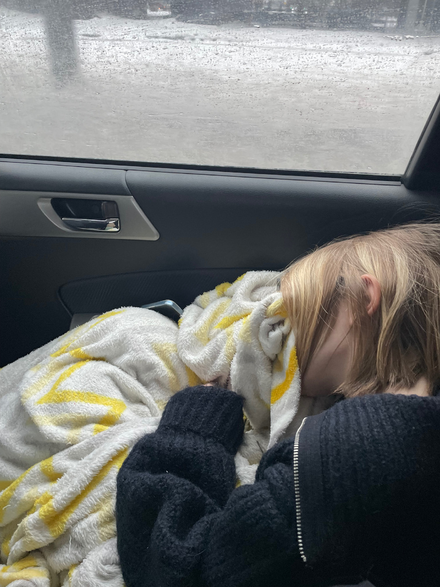 Дочь взяла с собой плед из дома и накрылась им в машине чтобы спать