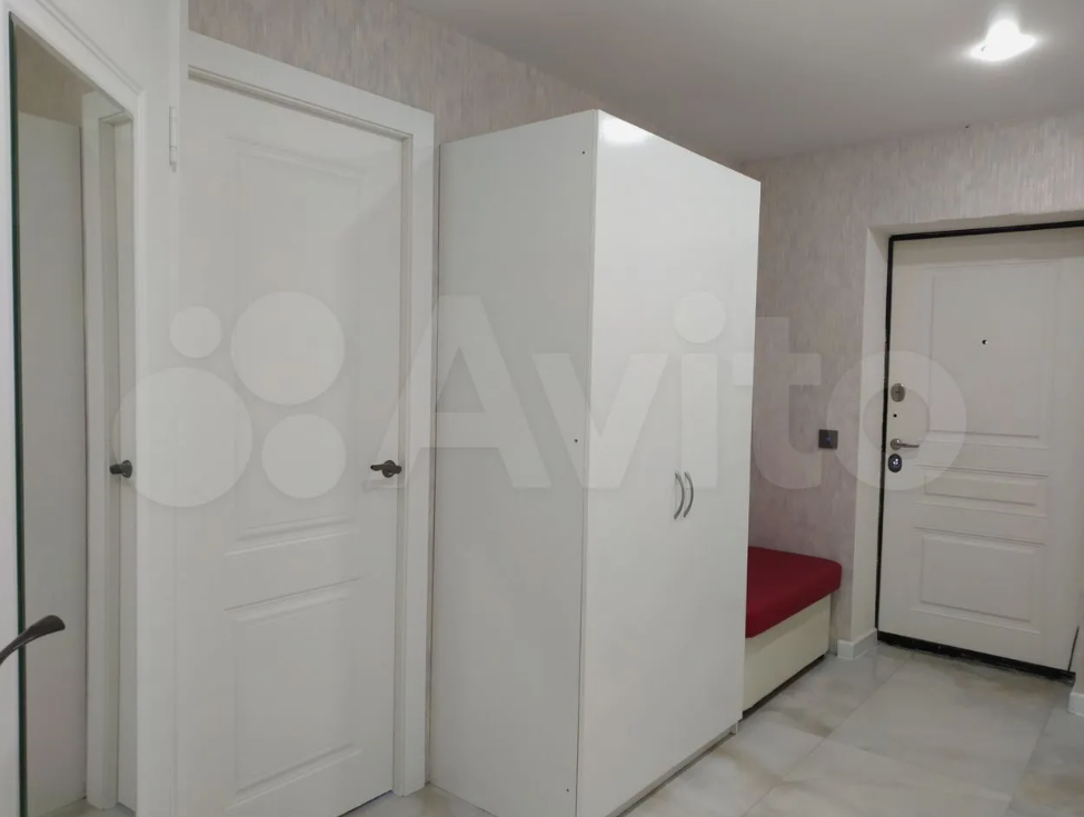 это скрины с фотографий на сайте Авито. Это прихожая.