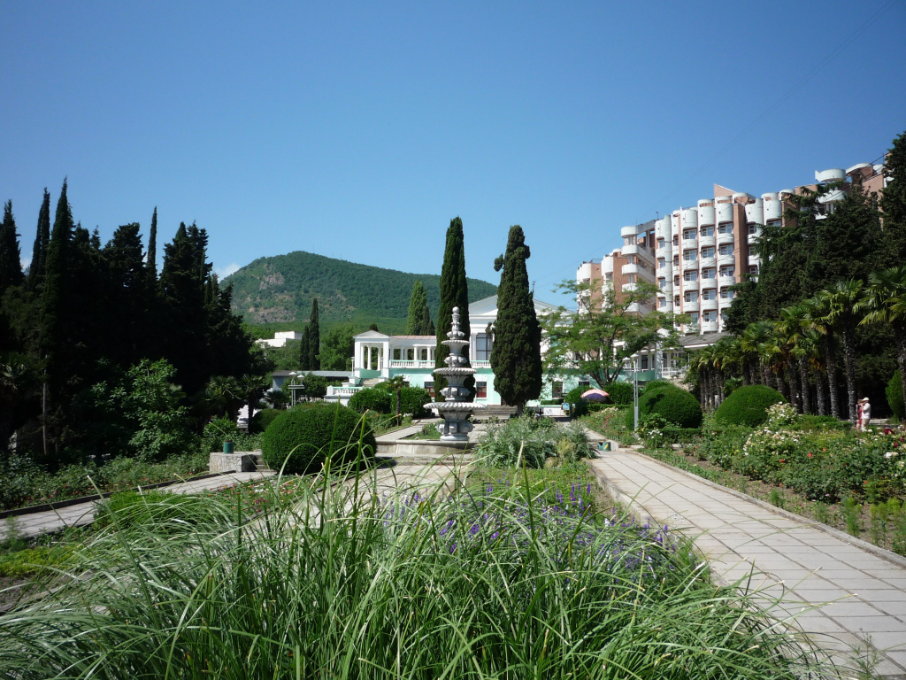 На месте современного санатория «Алушта» располагался дом Елены Магденко, где нашёл приют Мандельштам в тревожном 1917 году.