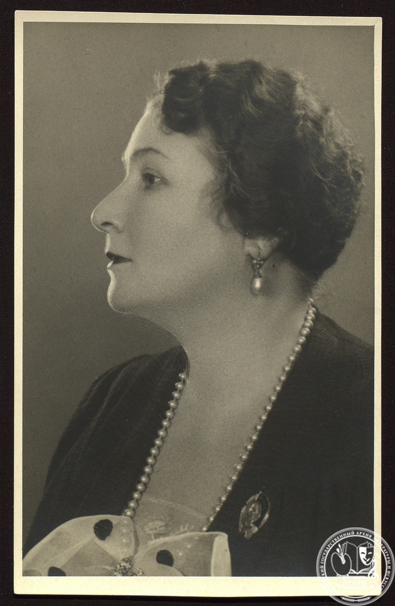 Фотография Н.А. Обуховой. 1950-е гг. РГАЛИ. Ф. 2379. Оп. 1.