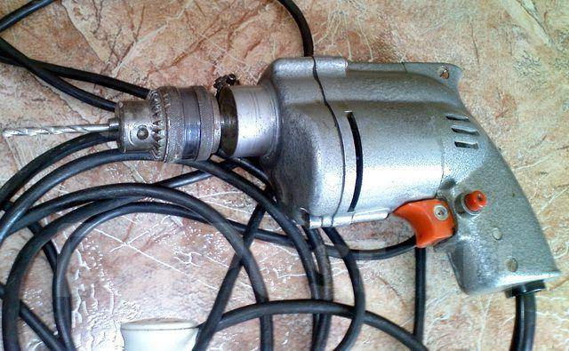 «Руки оторвет, но не сломается»: почему страшная советская дрель переживет нас всех, а модный «китаец» сгорит на первом бетоне