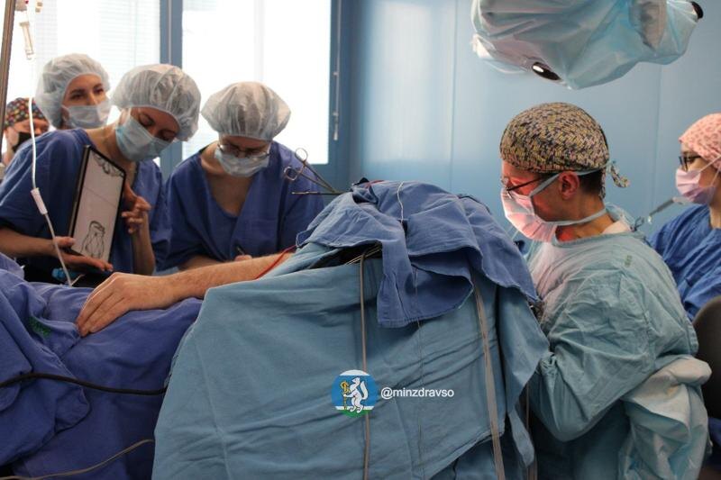    Свердловский минздрав / Хирурги во время операции