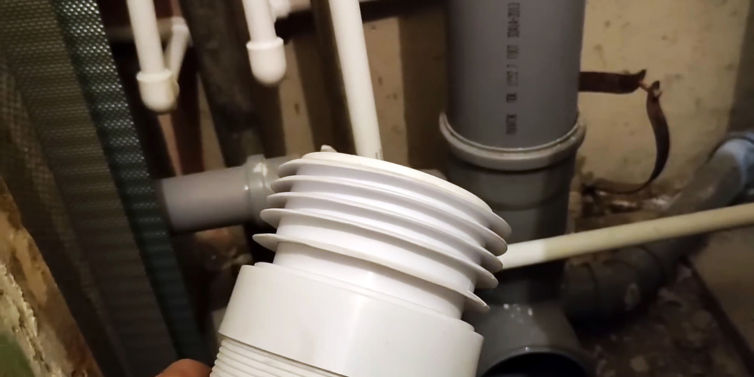 Откуда запах канализации в санузле, если ничего не протекает? Причины и варианты их устранения за копейки