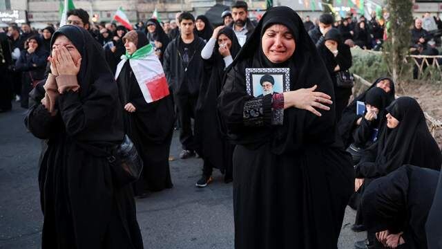 Собравшеися плачут по убитому верховному лидеру в Иране.