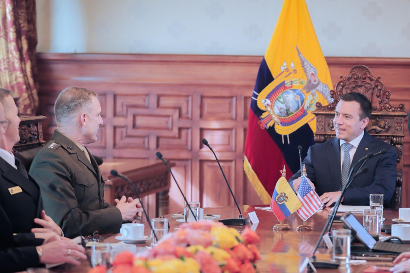    Генерал Фрэнсис Донован и президент Эквадора Даниэль Нобоа   
Фото: U.S. Embassy Ecuador