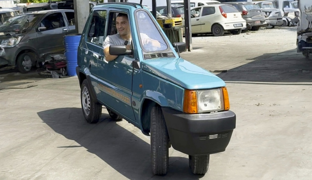      Поклонник марки Fiat создал самый узкий автомобиль шириной 50 сантиметров
