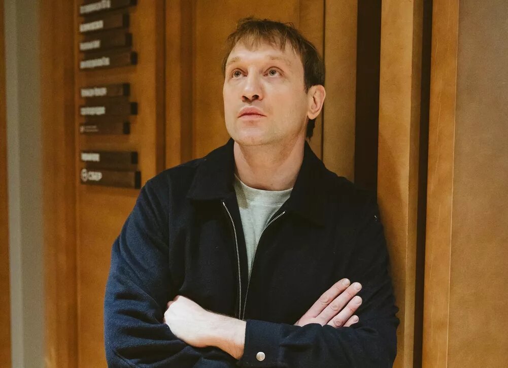    Антон Севидов, Михаил Тройник и Александра Ревенко на открытии выставки в Переделкино