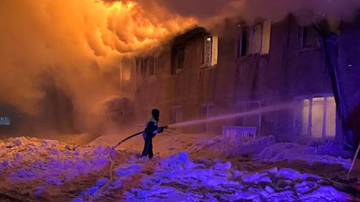    В Югре наряд ДПС помог женщине вынести из горящего дома кошку и документы