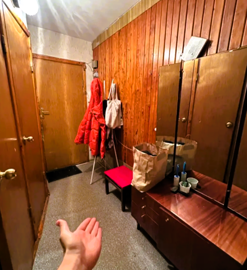 Въехала в хрущёвку — а там рыжая мебель и горы хлама. Как изменилась моя квартира после расхламления и бюджетного ремонта (показала фото ДО)