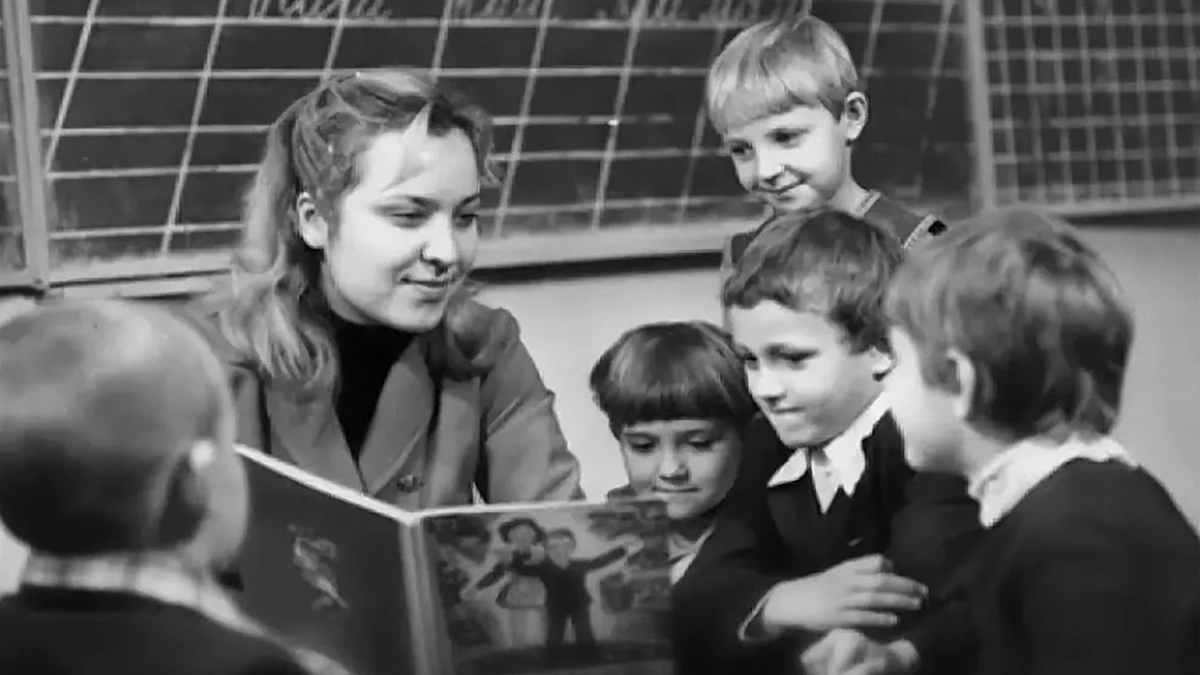 Учителя в СССР были образцом подражания, их уважали, с ними советовались. Не было недостатка учителей в школах, так как эта профессия была действительно почетная и востребованная.