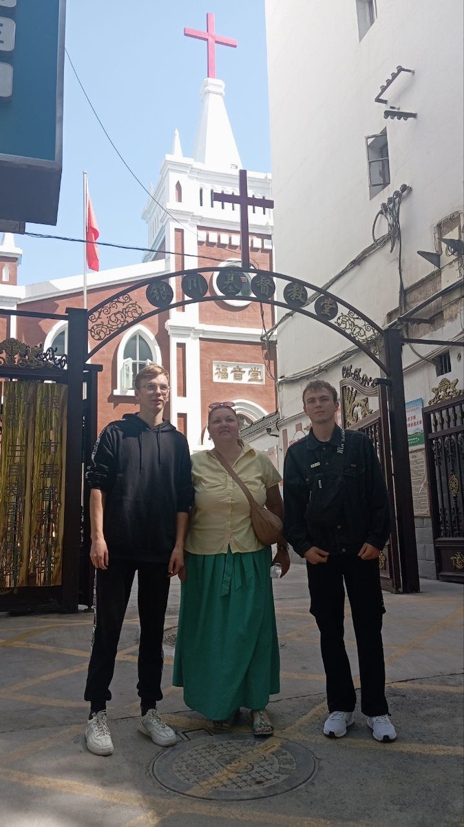 В воротах на входе в церковь. Я с сыновьями.