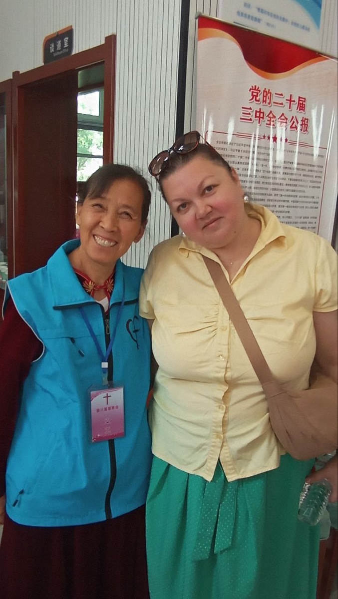 В холле церкви, после причастие. Сестра блюститель порядка. 