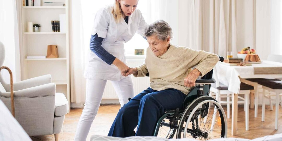 Уход при остеопорозе и высоком риске падений: как сохранить активность и избежать переломов