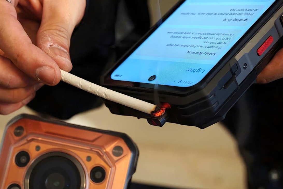     Телефон-зажигалку показали на MWC: самый странный гаджет выставки