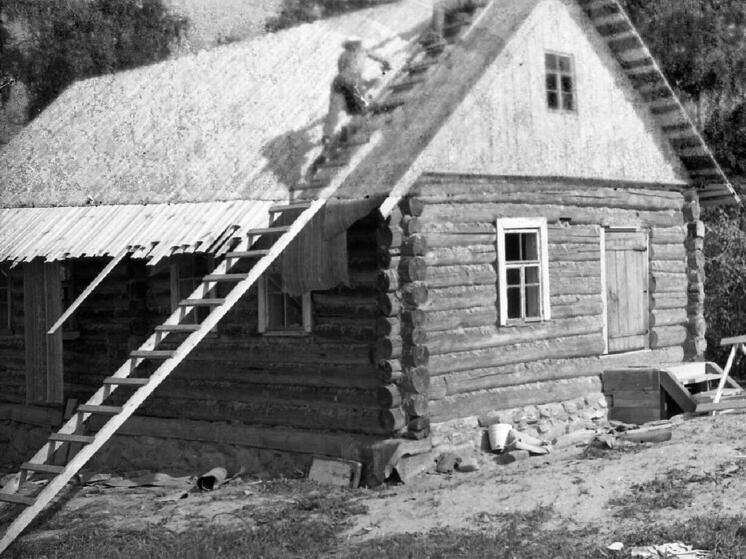     М. И. Семенов. Деревня Бугрово. Строительство Дома мельника студентами МГУ. 9 августа 1984 года. Из фондов «Михайловского»