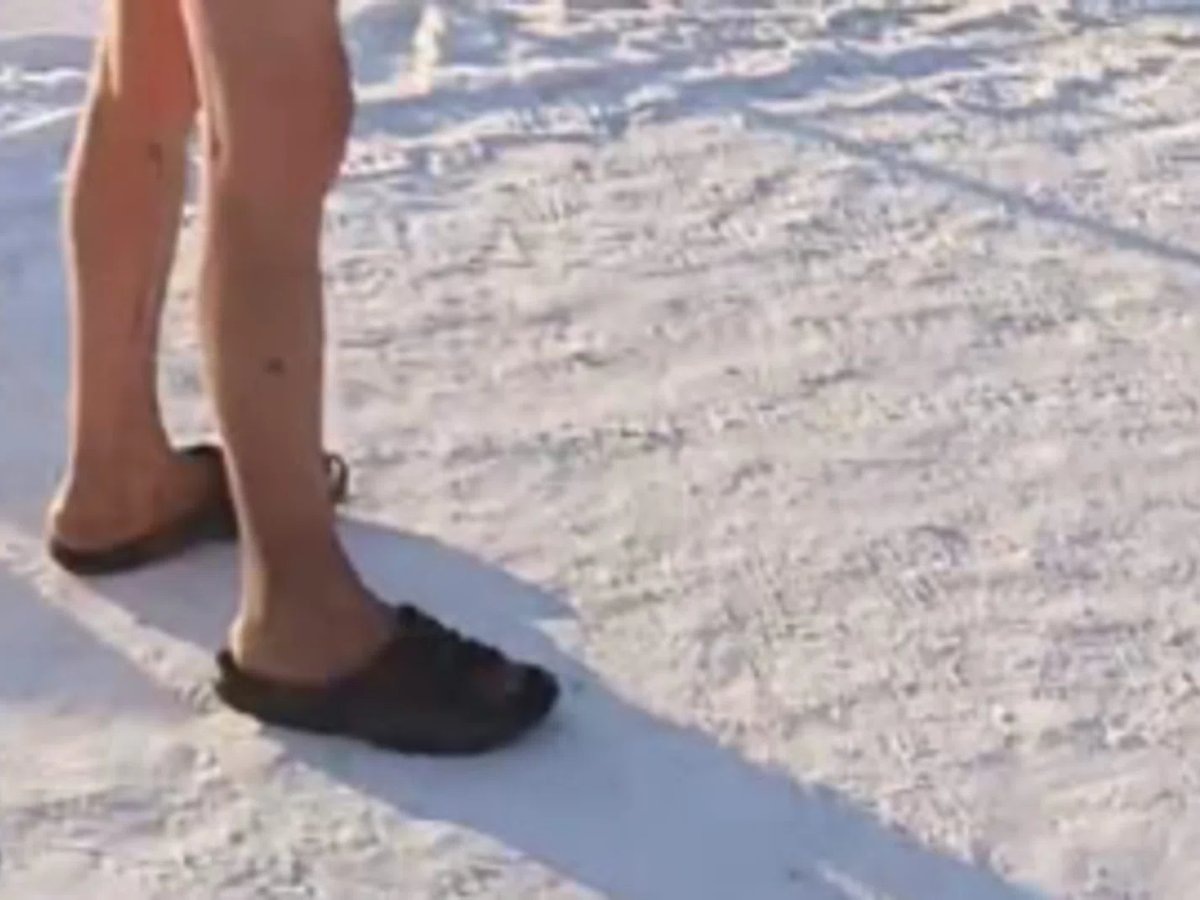     Мужчина гулял по морозу в одних шлепанцах