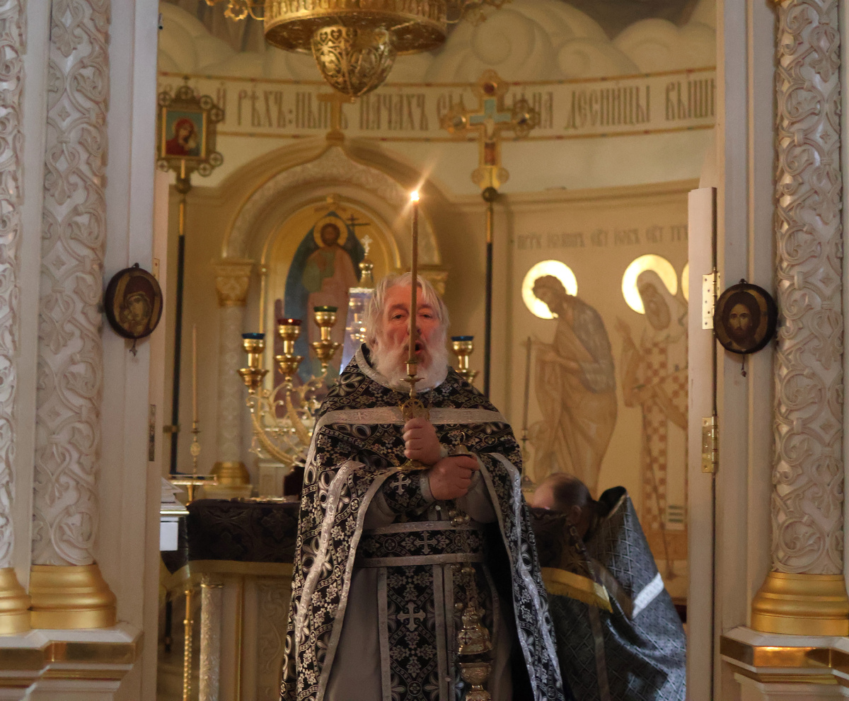 "Свет Христов просвещает всех!". Листайте красоту сегодняшней Литургии Преждеосвященных Даров. Три фото