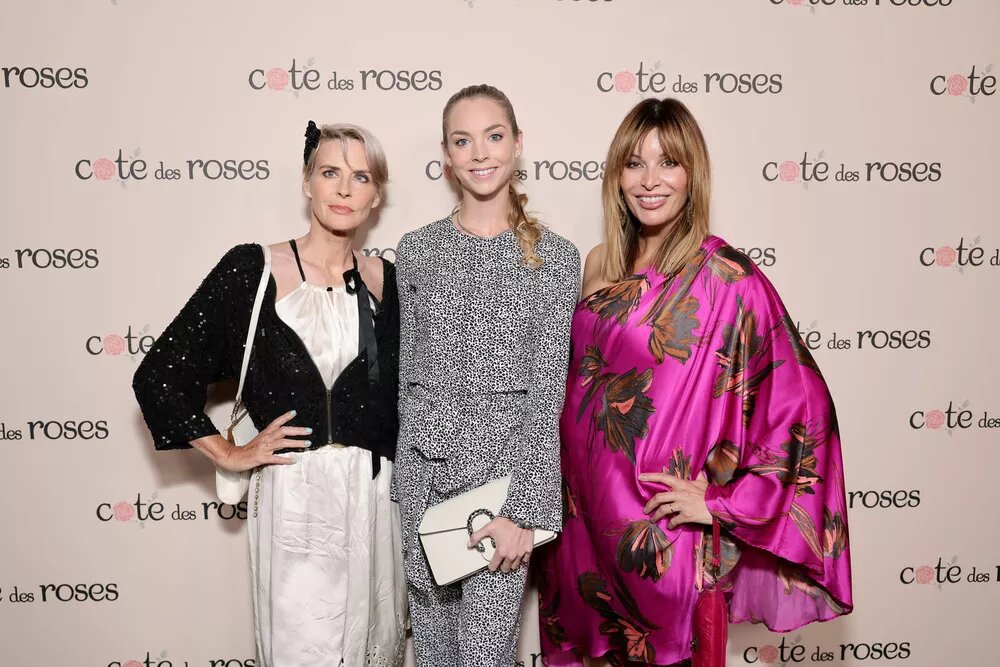 Аннабель (слева)📷
