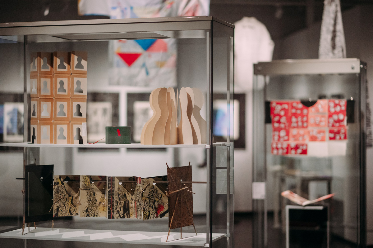    Экспозиция выставки «Неформат. Современная книга художника». В витрине работы: Владимир Сулягин, «Автопортрет», 1992 год / «Дорожный иконостас», 1992 год