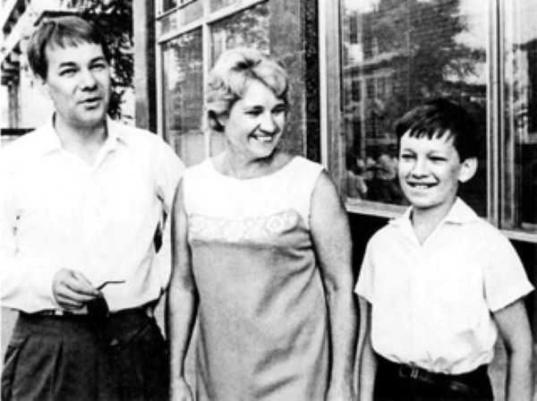 Юрий Каюров с семьей. Из архива автора.