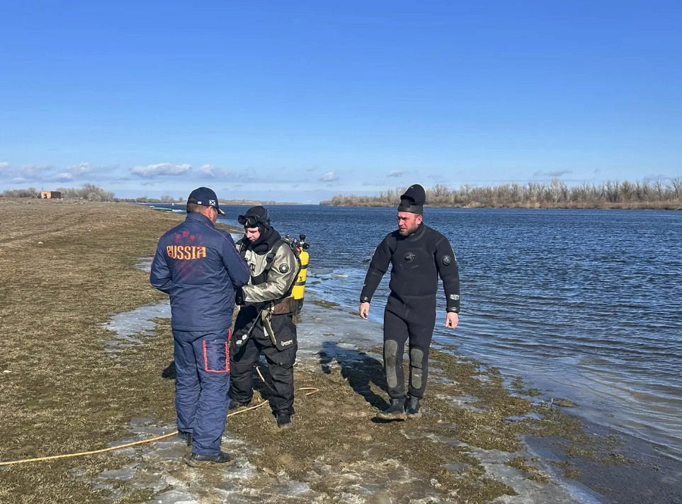 Волгоспас В Астраханской области ушел под воду автомобиль
