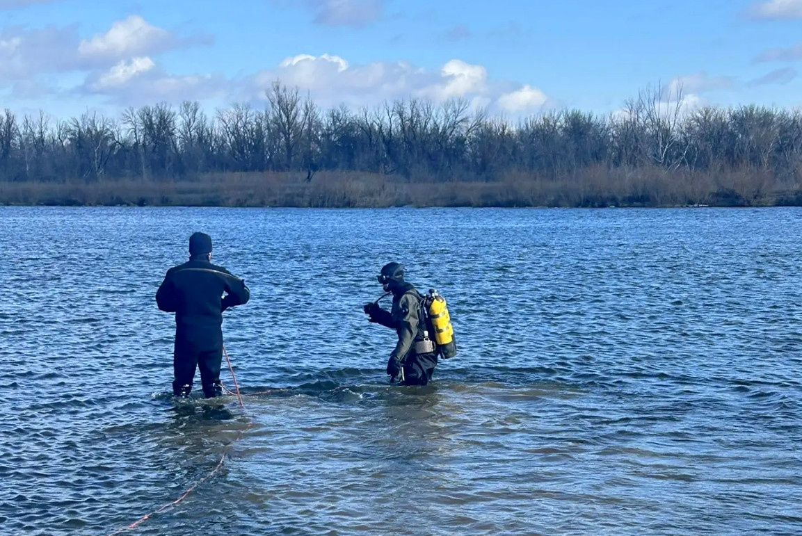 Водолазы волгоспас. В Астраханской области ушел под воду автомобиль