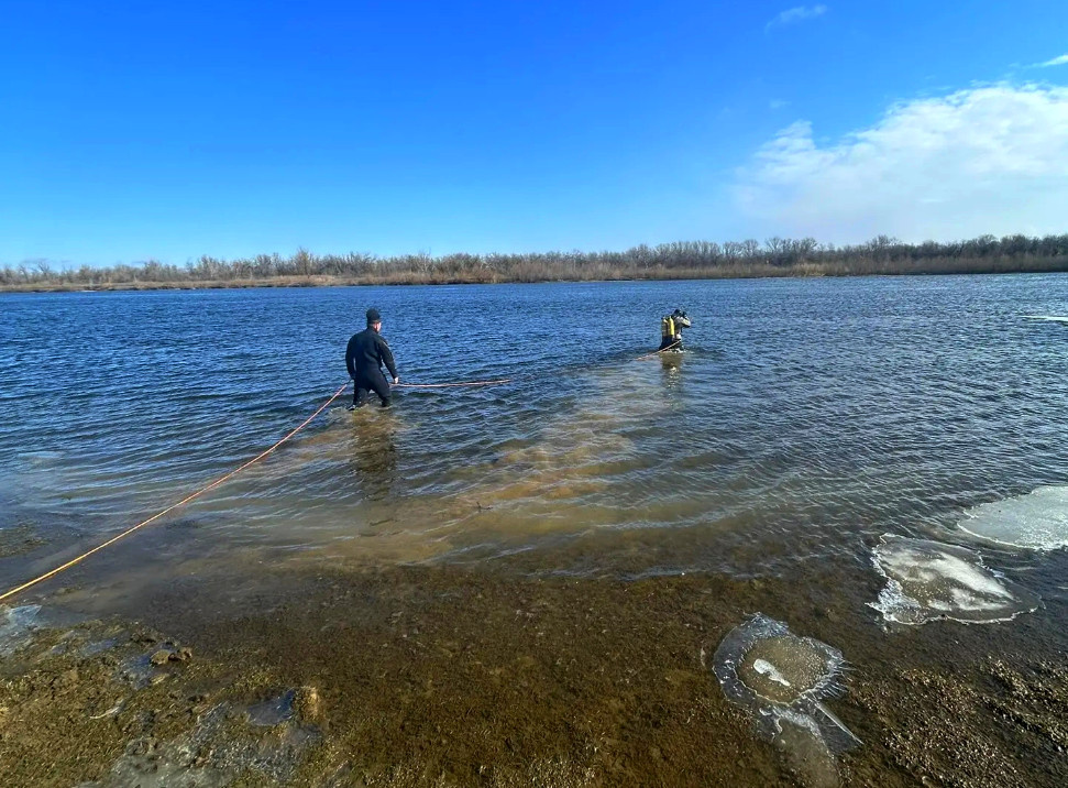 В Астраханской области ушел под воду автомобиль