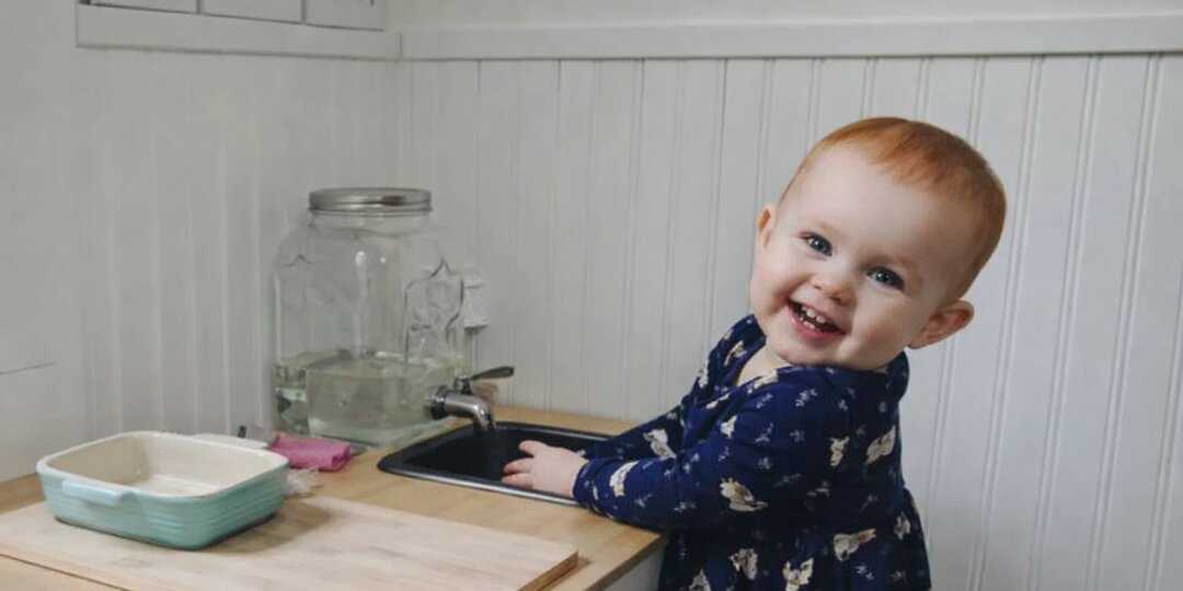 Банка с отверстием, первый нож и кувшин с молоком. 8 монтессори-идей, которые я внедрила дома без затрат