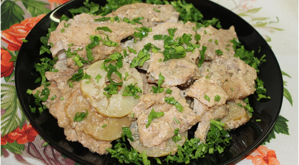 Мясо с яблоками в духовке.