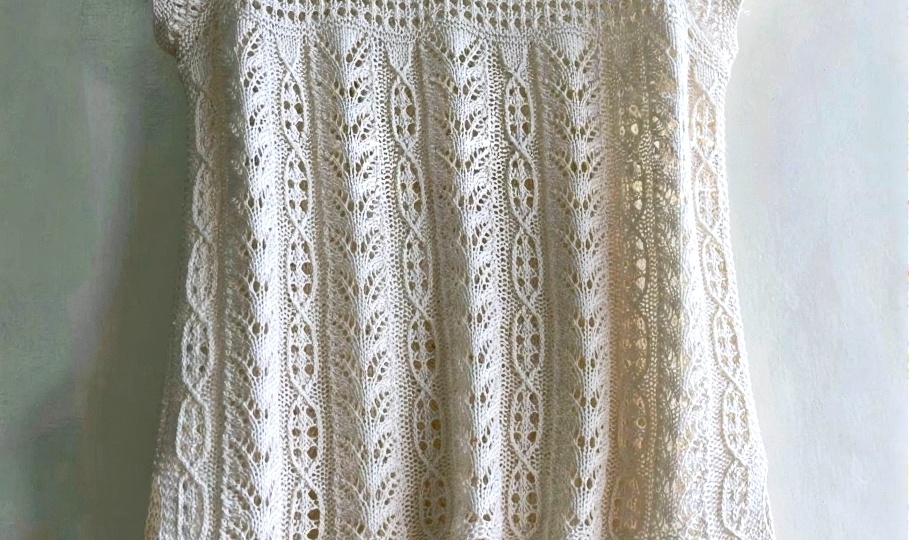 Нежные платья и туники на весну — 4 модели спицами