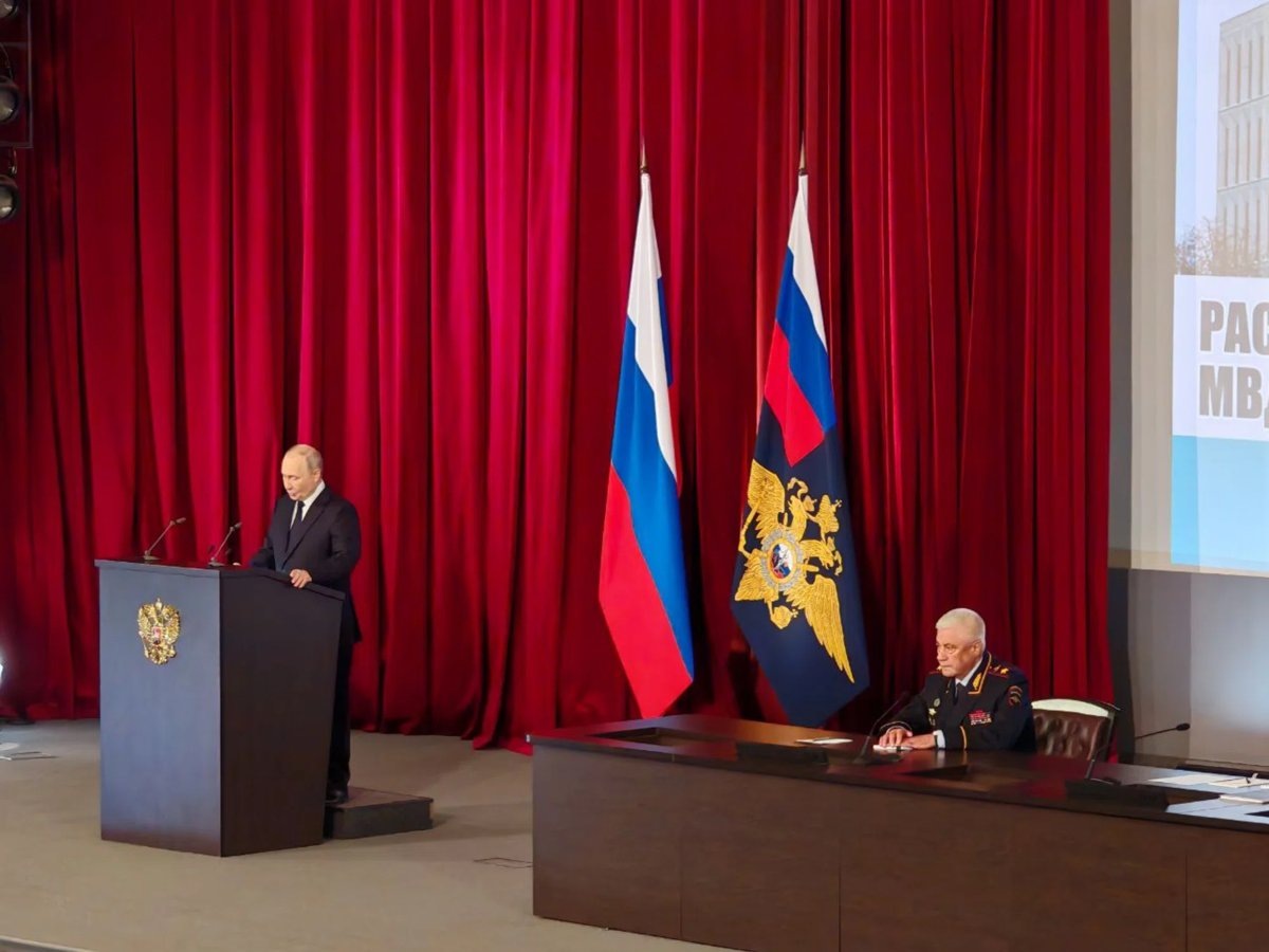    Президент РФ Владимир Путин призвал полицейских больше работать с детьми