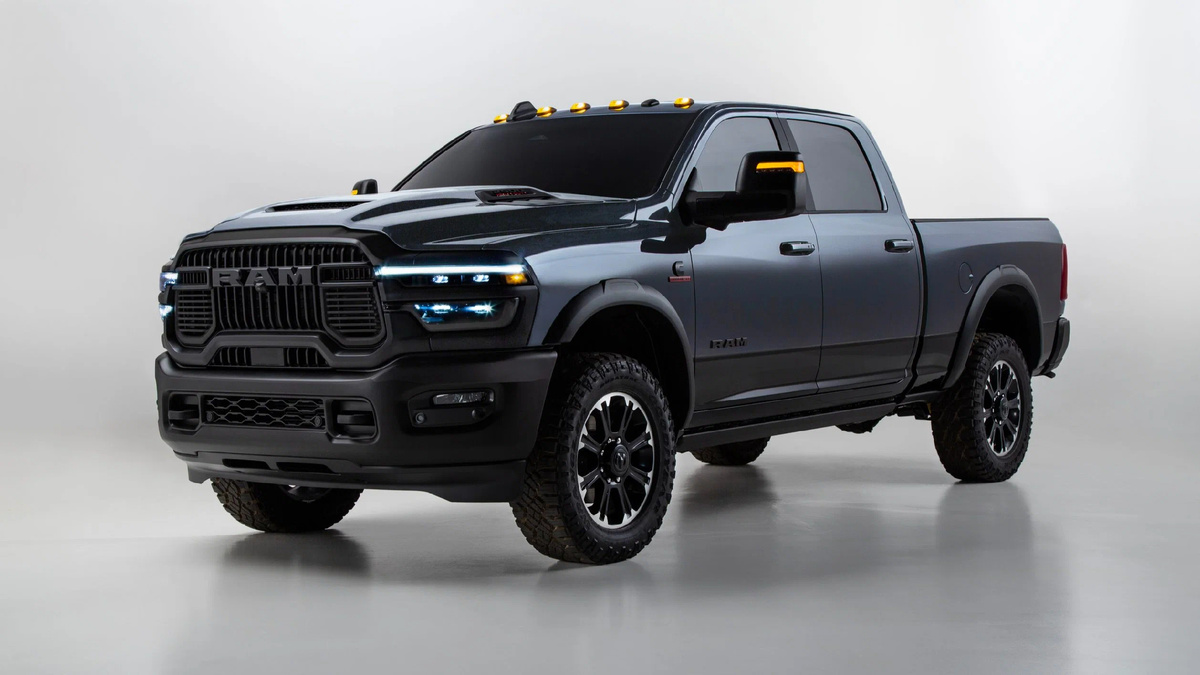 Двигатели и Трансмиссия
Основной вариант — рядный шестицилиндровый двигатель Hurricane объемом 3.0 литра с мощностью до 420 лошадиных сил. Этот двигатель сочетается с 8-ступенчатой автоматической коробкой передач.
Топовые версии, такие как Ram 1500 SRT TRX, оснащаются 6.2-литровым двигателем V8 HEMI с компрессором, мощность которого достигает 788 лошадиных сил и крутящий момент — 922 Нм. Эта модификация разгоняется до 100 км/ч за 3,5 секунды.
Электропривод
В линейке Ram появляется электрический пикап Ramcharger, оснащенный аккумулятором емкостью 91,8 кВтч, обеспечивающим запас хода 233 км.
Кузов и Варианты Исполнения
Ram 1500 предлагается в различных комплектациях, включая Tradesman, Big Horn, Laramie и Limited. Есть как заднеприводные, так и полноприводные версии.
Ram 1500 SRT TRX выделяется агрессивным внешним видом и повышенной проходимостью, с дорожным просветом 300 мм.
Интерьер и Технологии
Внутри пикапы оборудованы цифровой приборной панелью и проекционным дисплеем, а также мультимедийной системой Uconnect 5 с большим сенсорным экраном.
В топовых версиях доступна аудиосистема Harman Kardon и автопилот второго уровня.
Цены
Стоимость базовых версий начинается от 102 590 долларов для Ram 1500 SRT TRX, а электрические версии оцениваются дороже.
drom.ru
. Этот двигатель сочетается с 8-ступенчатой автоматической коробкой передач.
Топовые версии, такие как Ram 1500 SRT TRX, оснащаются 6.2-литровым двигателем V8 HEMI с компрессором, мощность которого достигает 788 лошадиных сил и крутящий момент — 922 Нм
kolesa.ru
. Эта модификация разгоняется до 100 км/ч за 3,5 секунды
kolesa.ru
.
Электропривод
В линейке Ram появляется электрический пикап Ramcharger, оснащенный аккумулятором емкостью 91,8 кВтч, обеспечивающим запас хода 233 км
westmotors.by
.
Кузов и Варианты Исполнения
Ram 1500 предлагается в различных комплектациях, включая Tradesman, Big Horn, Laramie и Limited
drom.ru
. Есть как заднеприводные, так и полноприводные версии.
Ram 1500 SRT TRX выделяется агрессивным.