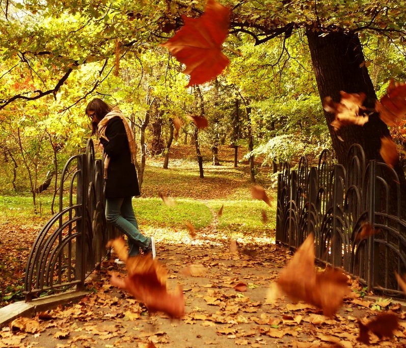 живет она одна, в городе, такая же колючая и злая...