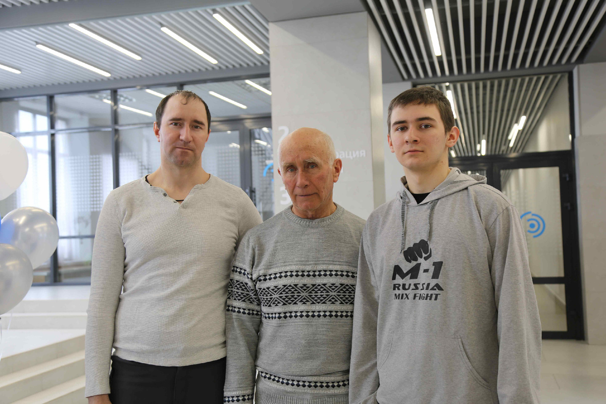 Савелий Гадюкин (справа) с отцом и старшим братом. Фото Юлии Шехворостовой / «Медиацентр»