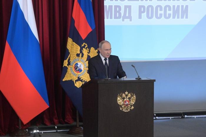Владимир Путин выступает на коллегии МВД РФ. Обложка © Life.ru