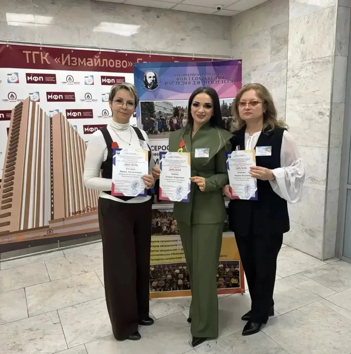 Учителя гимназии №5 Ирина Китаева, Кнарик Авакян и Марина Пащенко.