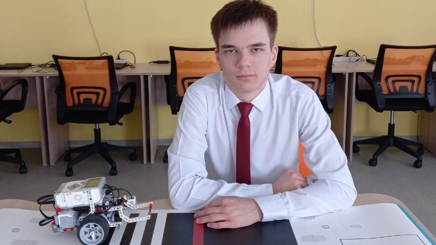     Игорь Аралбаев помогает школьникам освоить робототехнику. Фото: Валентина Иванова.