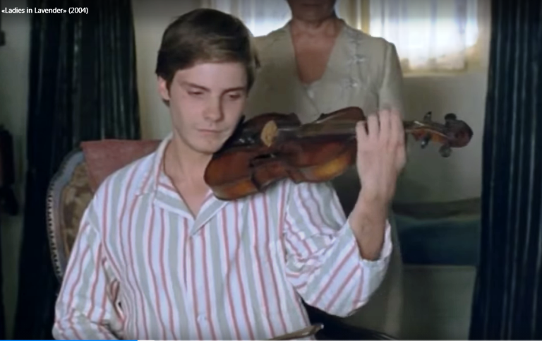 Кадр из фильма «Дамы в лиловом», 2004 год, режисер Чарльз Дэнс. В главных ролях: Мэгги Смит, Джуди Денч, Даниэль Брюль. Скриншот фильма