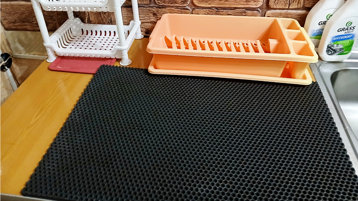 Это ещё прошлый коврик, во время уборки сфотографировала