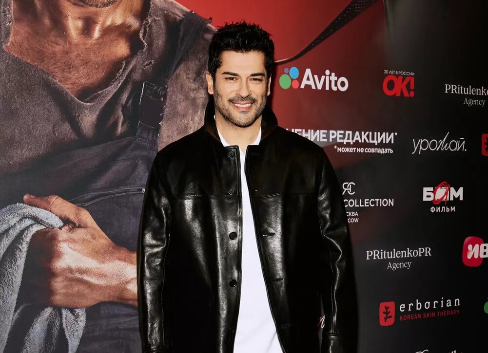    В столице прошла премьера моноспектакля "Самая красивая девушка Стамбула" с Бураком Озчивитом