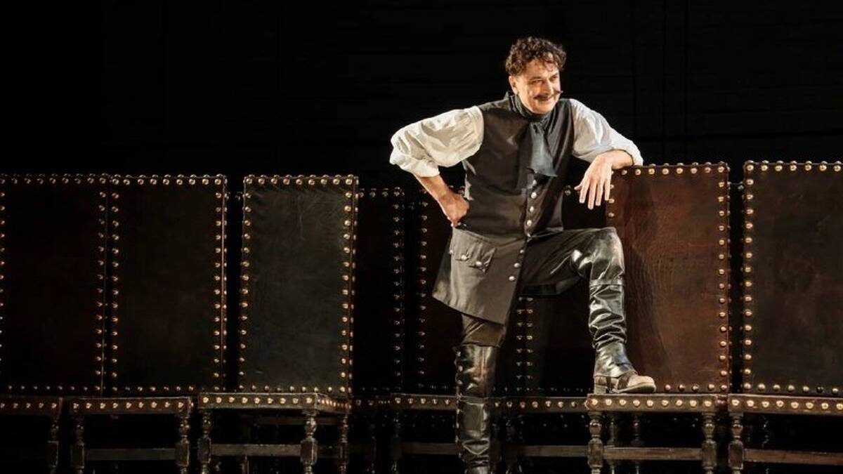    Александр Лазарев давно и успешно совмещает актерство и режиссуру: в роли Петра I в спектакле «Шут Балакирев» на сцене «Ленкома Марка Захарова» / Фото: Московский государственный театр «Ленком Марка Захарова»