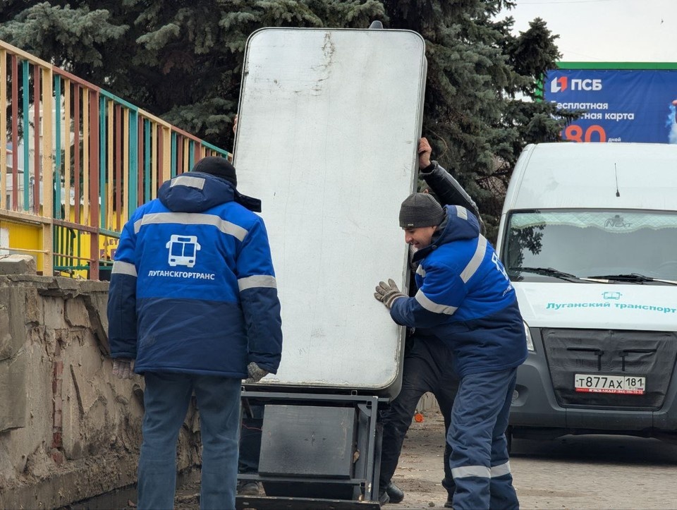    Установка новой станции велопроката в Луганске. Фото: "Луганскгортранс"