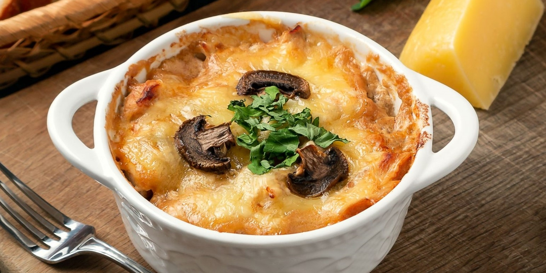 Жульен с курицей и грибами в духовке — нежная классика к 8 Марта