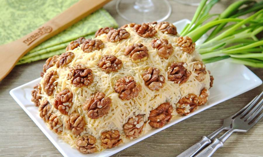 Салат с ананасом, курицей и сыром с чесноком — яркий вкус к 8 Марта