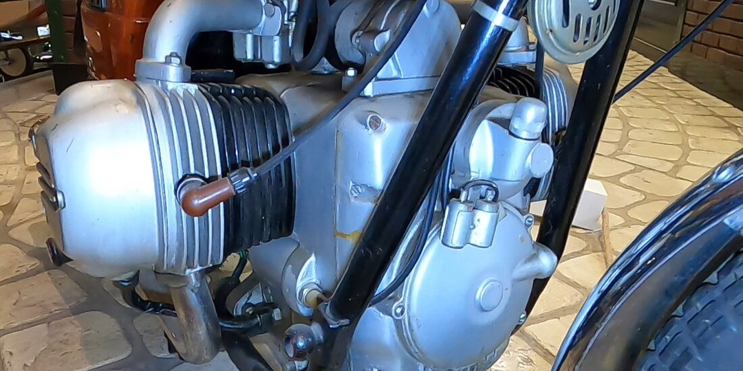 Двигатель 500см3 на мотоцикле ИЖ... показываю забытые разработки советских инженеров