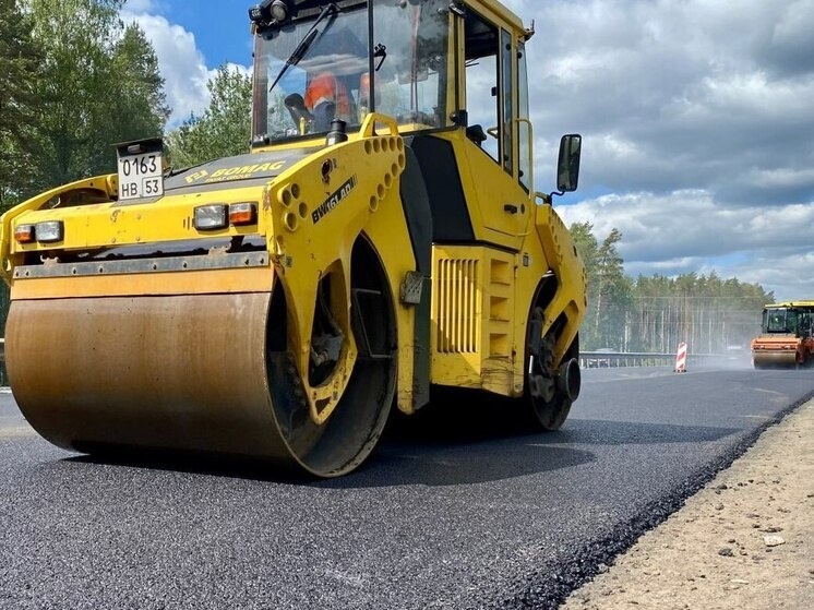     Подрядчик сфрезерует старое изношенное покрытие. Фото: пресс-служба Минтранса по Новгородской области