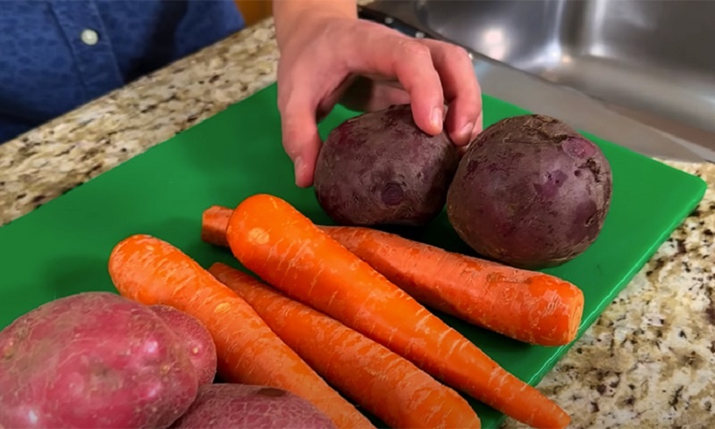 Винегрет нового уровня: как запечённые овощи меняют вкус любимого салата