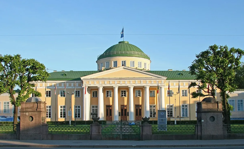 Таврический дворец. Историческое здание в Санкт-Петербурге, бывшая резиденция князя Григория Потёмкина-Таврического. Построен по проекту архитектора И. Е. Старова в 1783–1789 годах, в стиле классицизма. Главный фасад украшает шестиколонный портик с треугольным фронтоном, придающий зданию монументальность и торжественность.