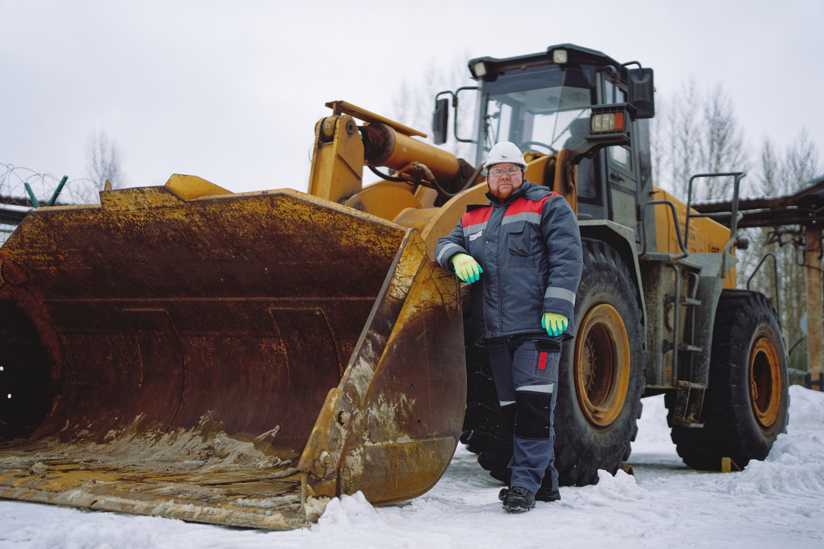 На участке шихтоподготовки и готовой продукции УПЗЧ Зарубин отвечает за безаварийную работу транспорта. Фото Владимира Авдеева / «Медиацентр»